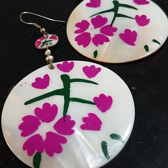 Hand Painted Shell Earring - Picture 2 of 3